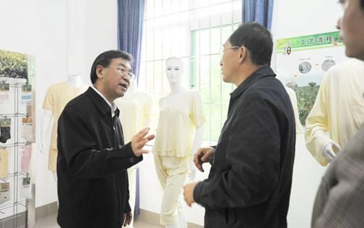 考察过程中,张桃林副部长对加工所具有自主知识产权的医用橡胶制品